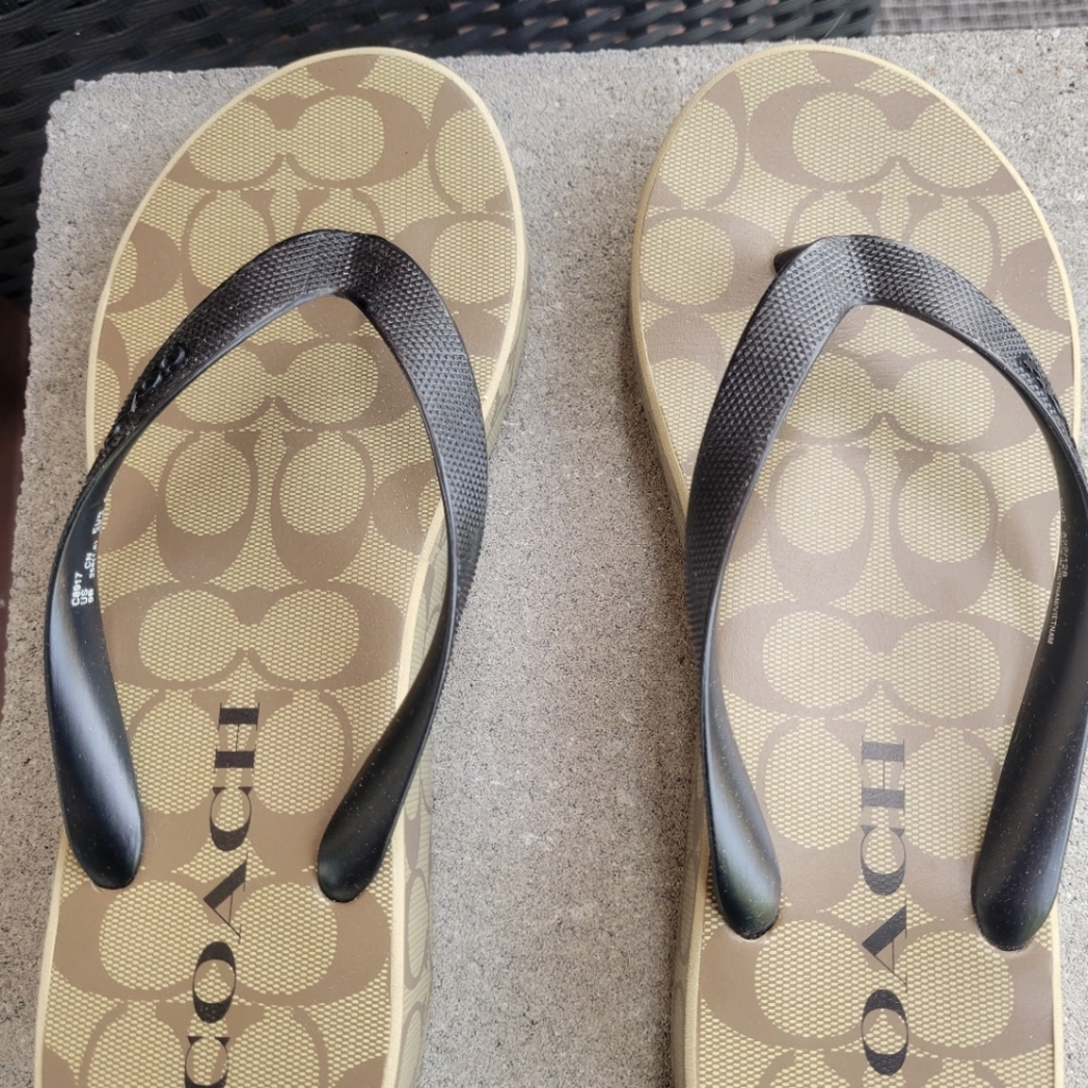 Coach flipflops